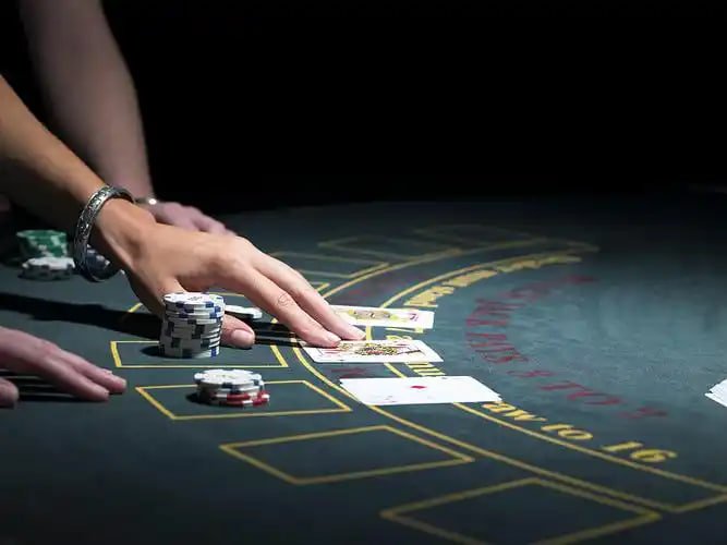 luckybet লগইন স্ক্রিন বোঝাতে মোবাইল ব্যবহারের দৃশ্য